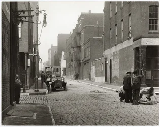 Straatscène met een onbekende straat op de hoek van 2nd Street